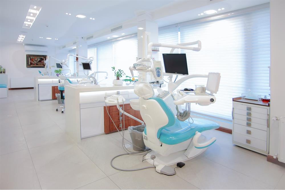 A bright, calm dental treatment room